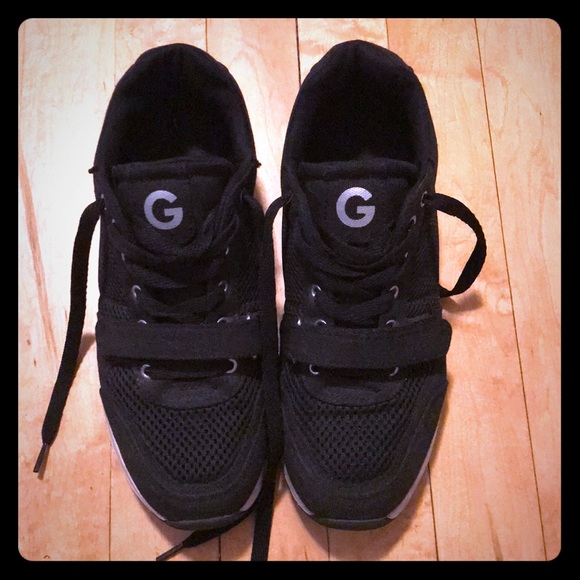 guess tennis shoes black